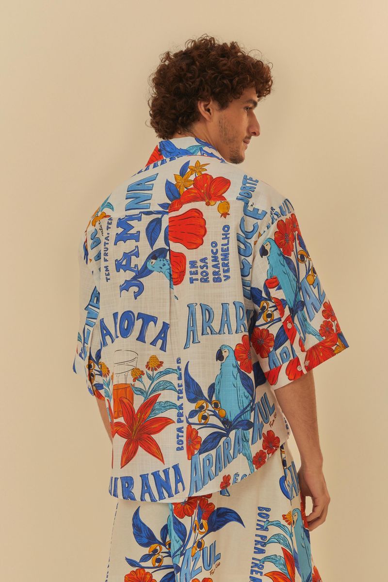 Vista trasera de la camisa con estampa tropical.