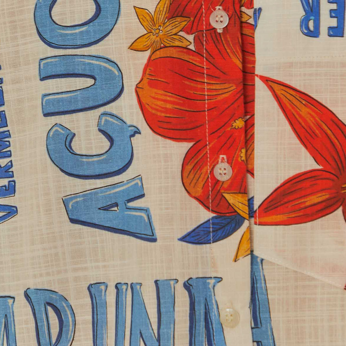 Detalle-de-la-estampa-tropical-y-tipografica-de-la-camisa.