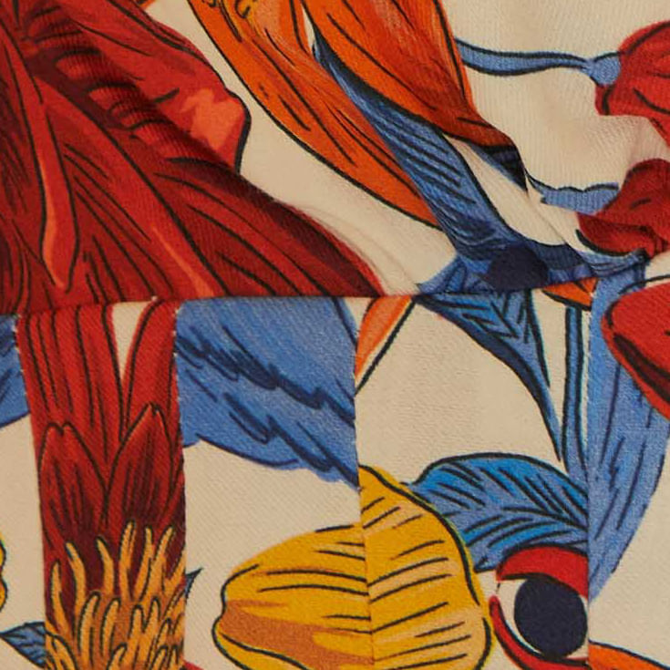 Acercamiento-del-estampado-floral-tropical-de-la-Blusa-Floral-Ararajuba.