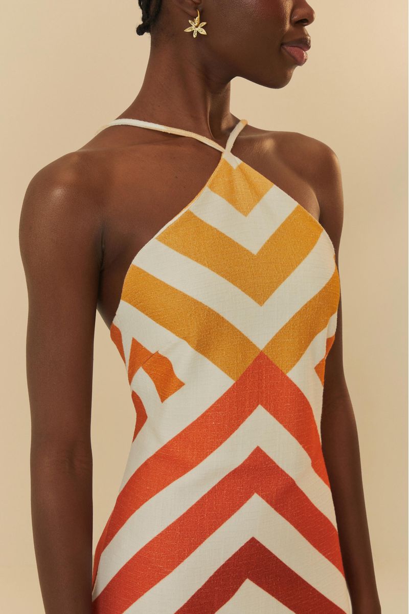 Detalle-del-escote-halter-del-vestido-con-estampado-chevron-en-tonos-vibrantes.