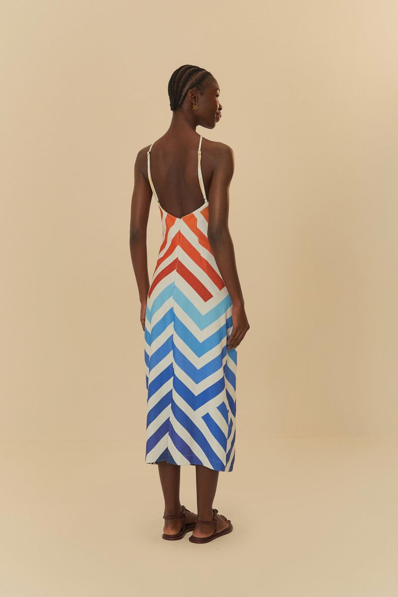 Primer-plano-del-estampado-chevron-del-vestido-destacando-los-tonos-vibrantes-de-amarillo-rojo-y-azul.
