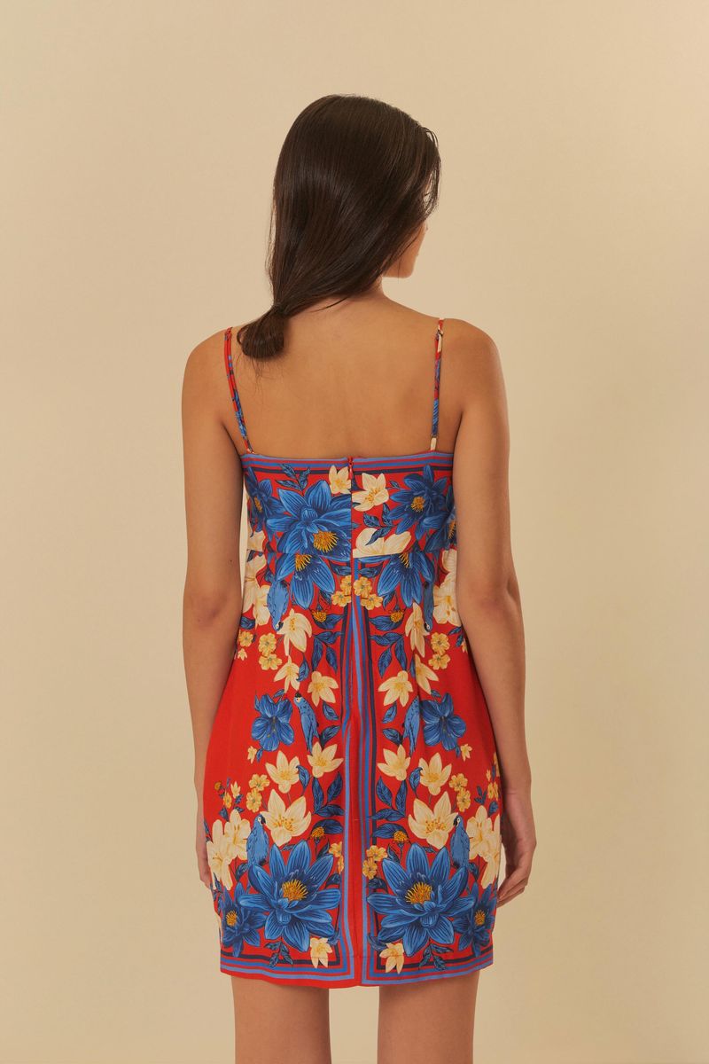 Vista trasera del vestido corto con estampado floral, mostrando el diseño de la espalda y las tiras delgadas.