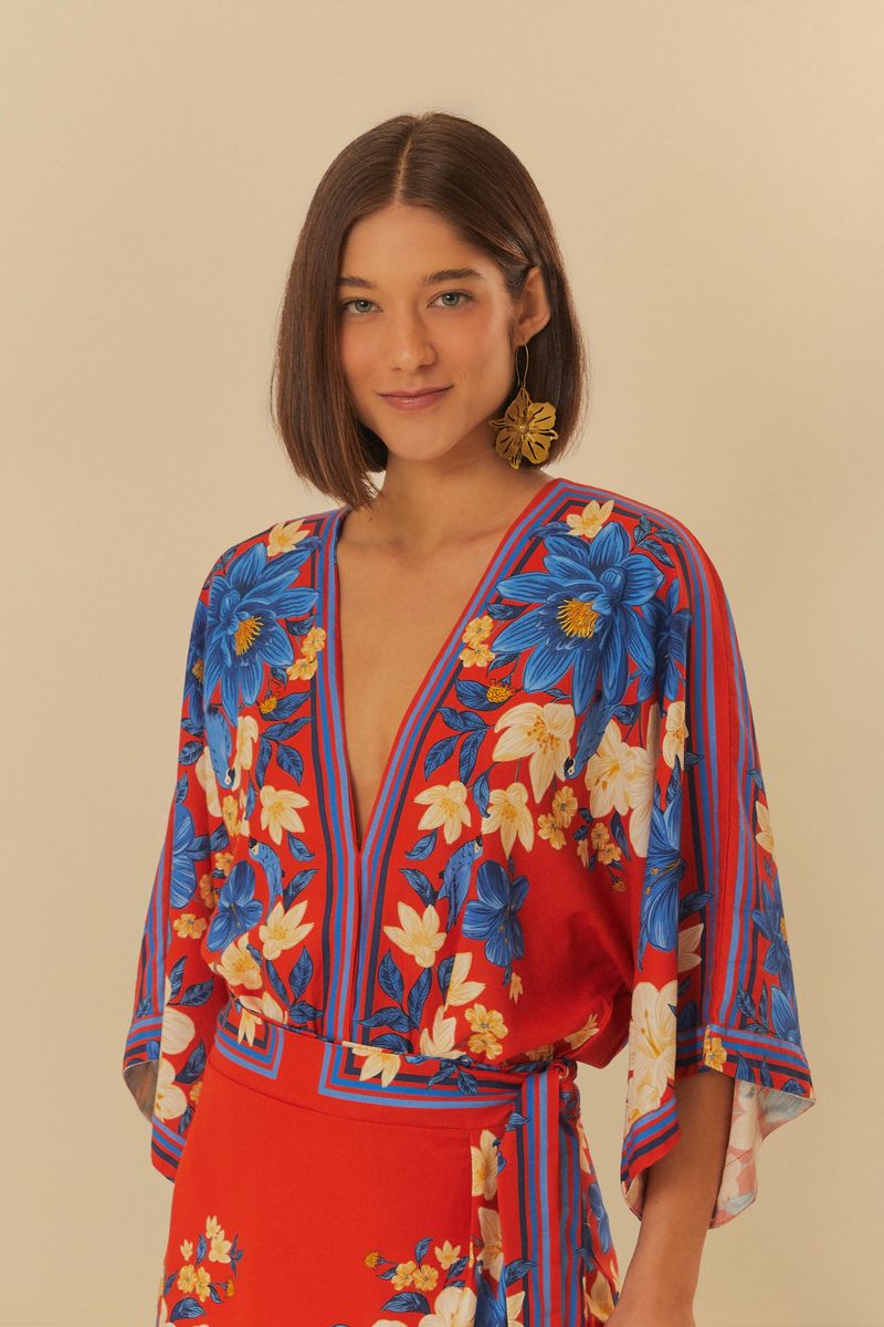 Kimono estampado con flores tropicales en rojo y azul, vista frontal.