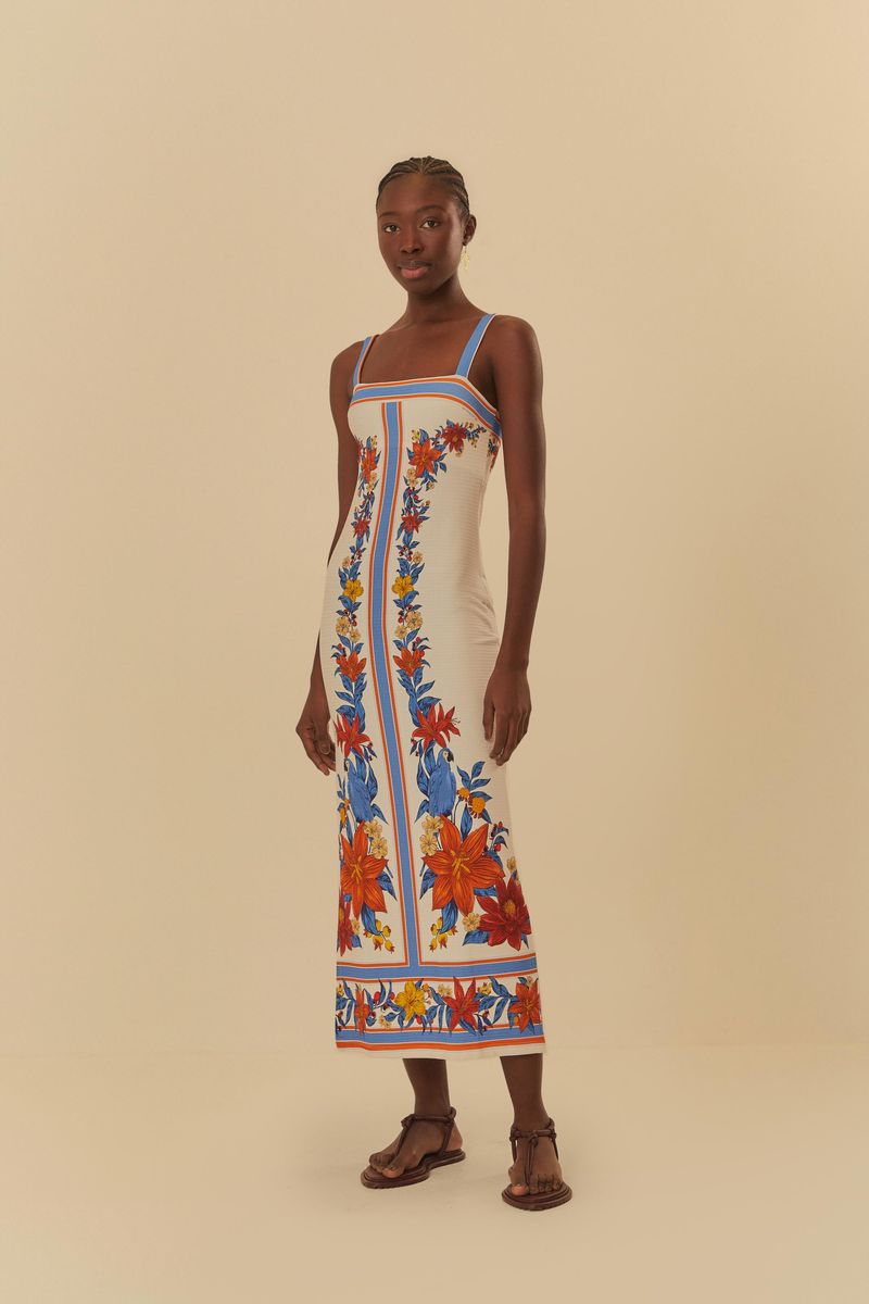 Vestido midi floral con tirantes finos, presentado en vista lateral.