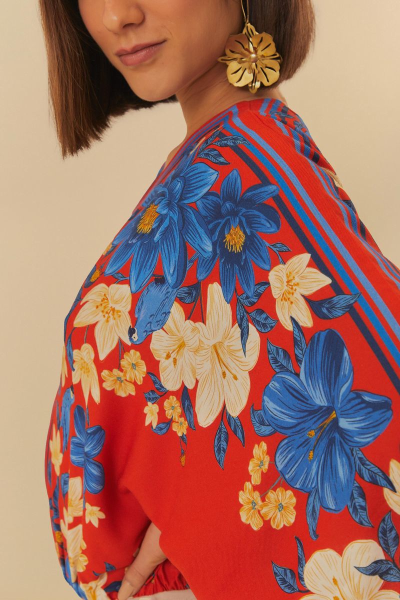 Detalle del estampado floral tropical en rojo y azul del kimono.