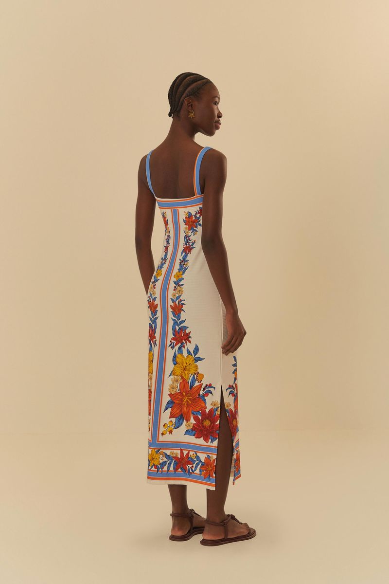 Vestido midi floral con tirantes finos, presentado en vista trasera.