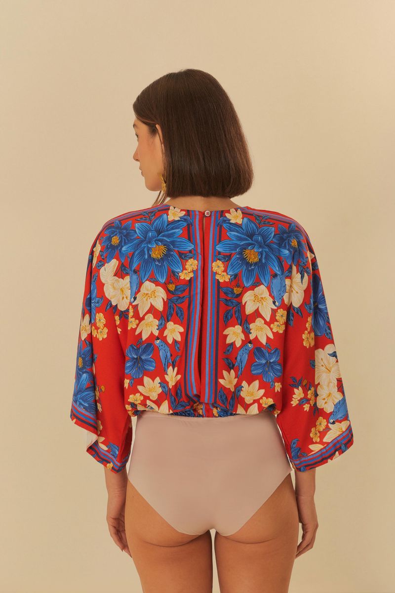 Vista trasera del kimono con estampado floral tropical en rojo y azul.