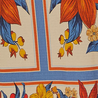 Detalle de la abertura lateral del vestido midi floral.