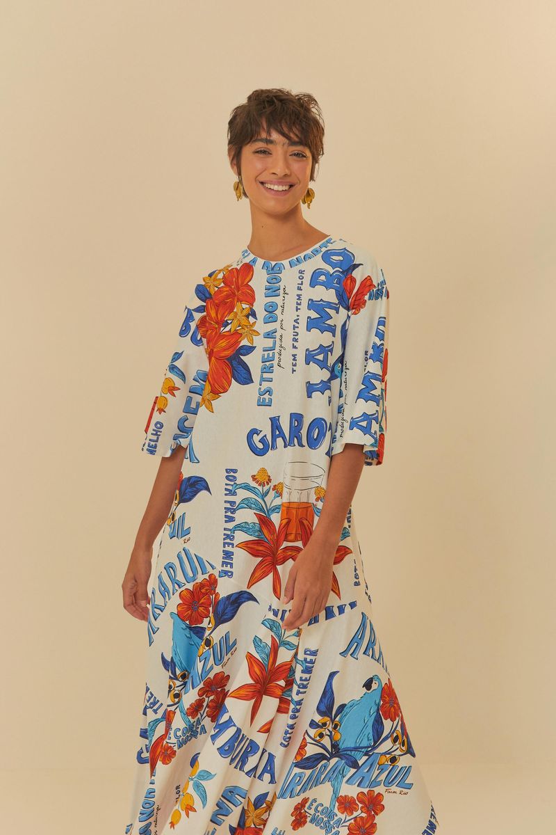 Modelo-usando-vestido-midi-estampado-con-flores-y-tipografia-vista-frontal.
