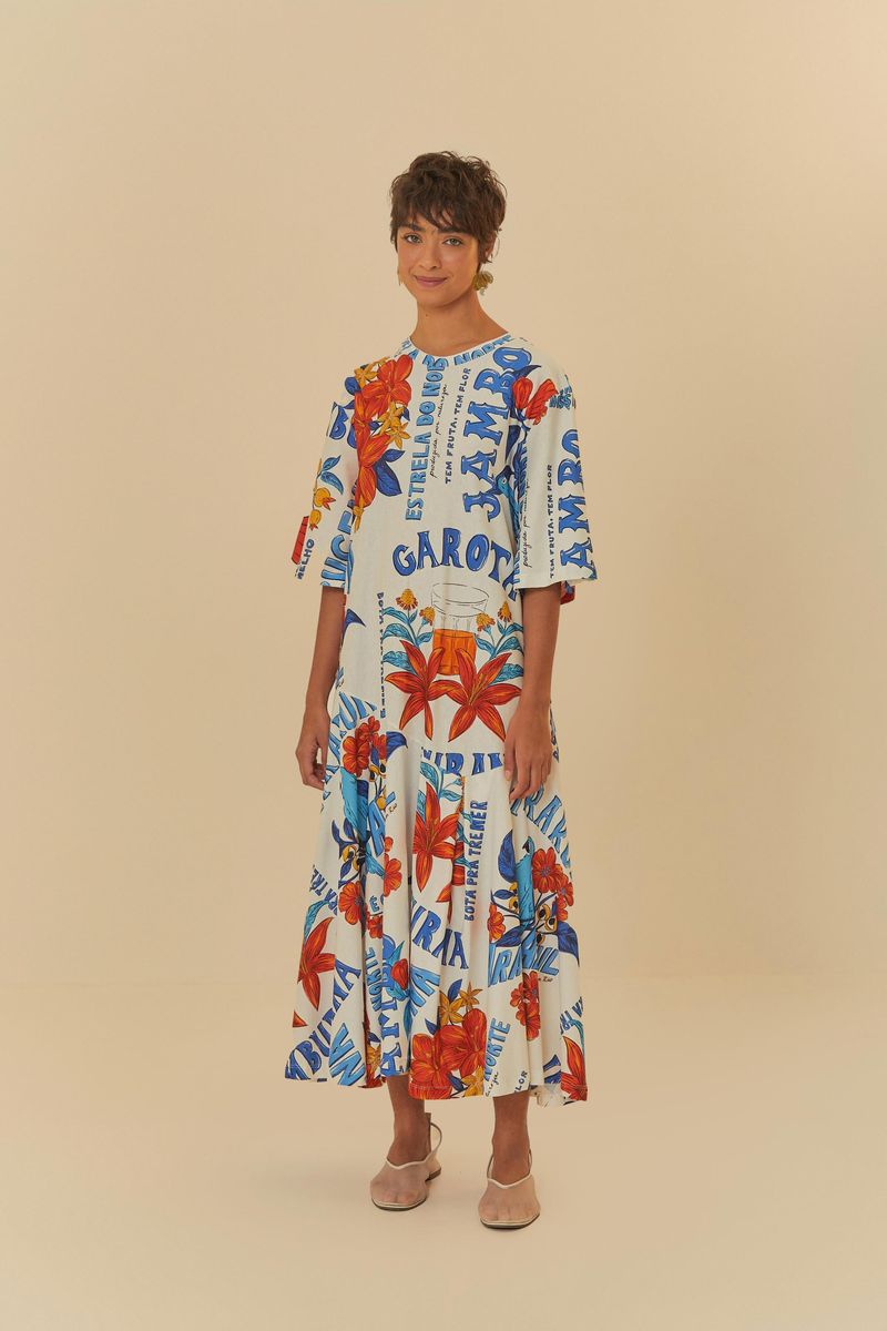 Modelo-de-perfil-con-vestido-midi-estampado-mostrando-el-caimiento-fluido.