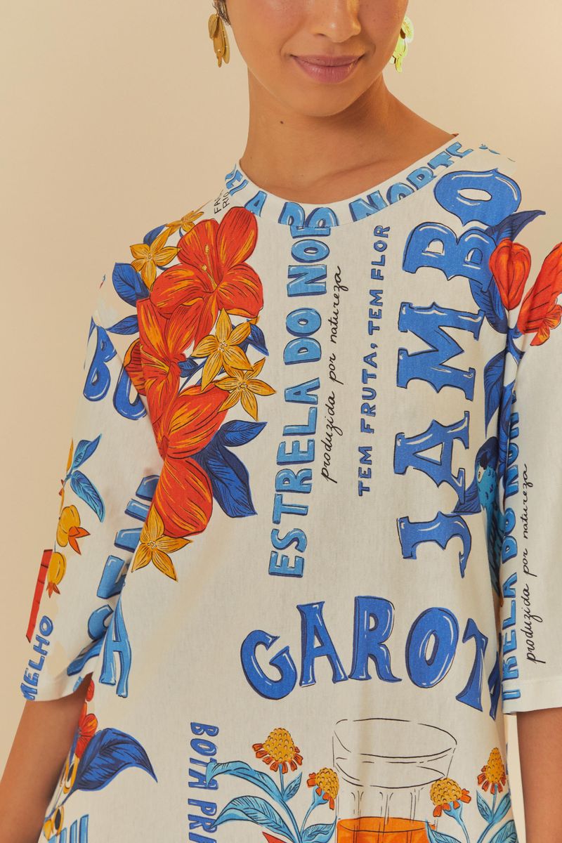 Close-up-del-escote-redondo-y-estampado-del-vestido-midi.
