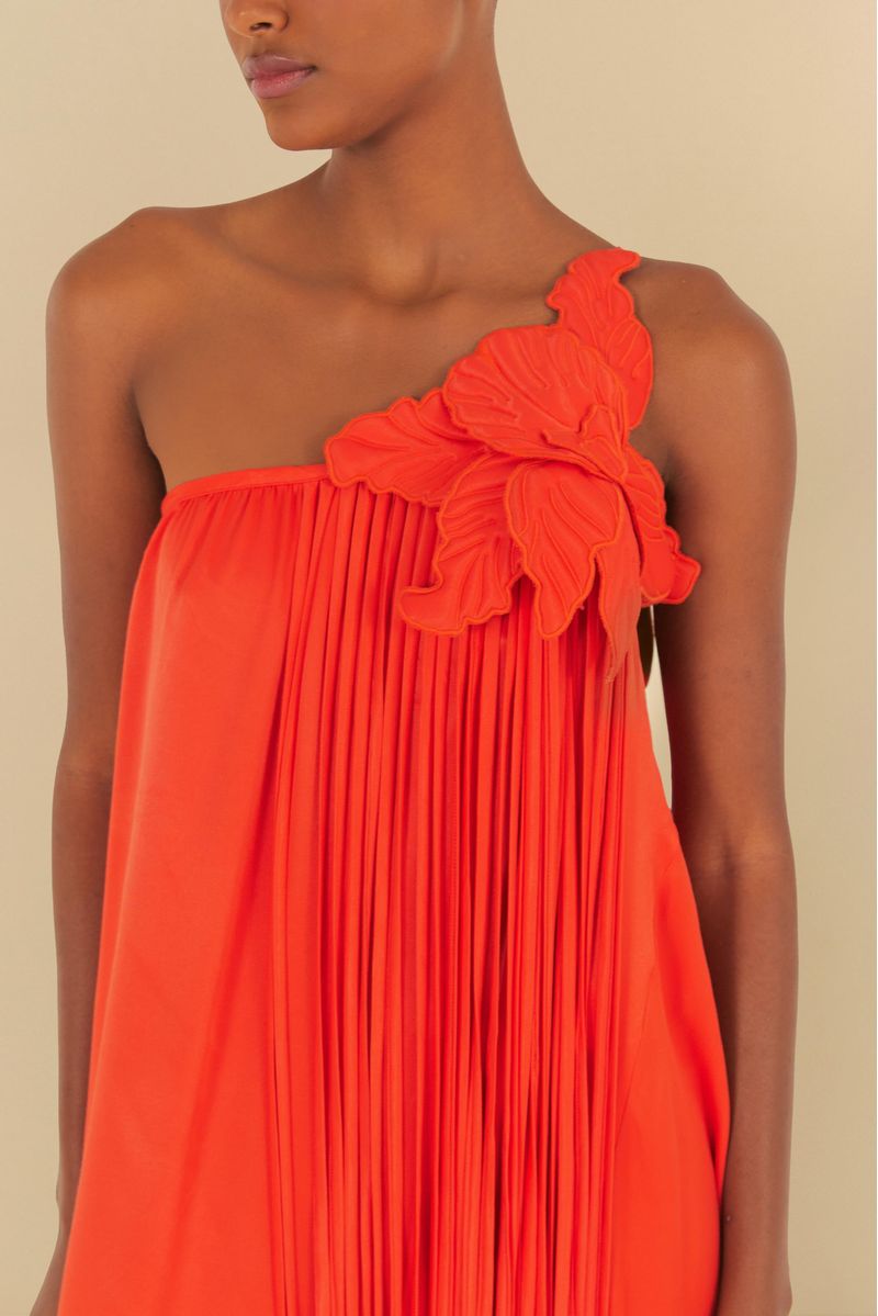 Imagen-detallada-del-vestido-artesanal-con-flecos-mostrando-el-acabado-y-textura-de-la-tela.