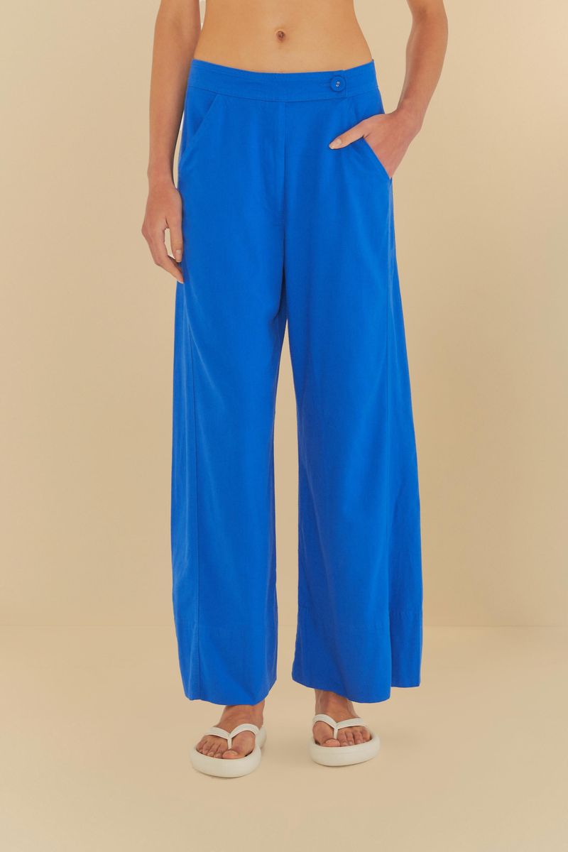 Primer plano del pantalón azul con detalle de pespunte, destacando el corte y el tejido.