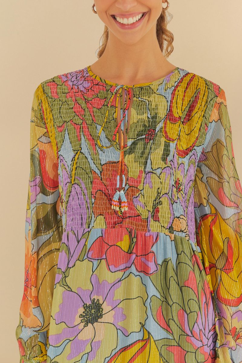 Close-up del patrón floral detallado del vestido largo.