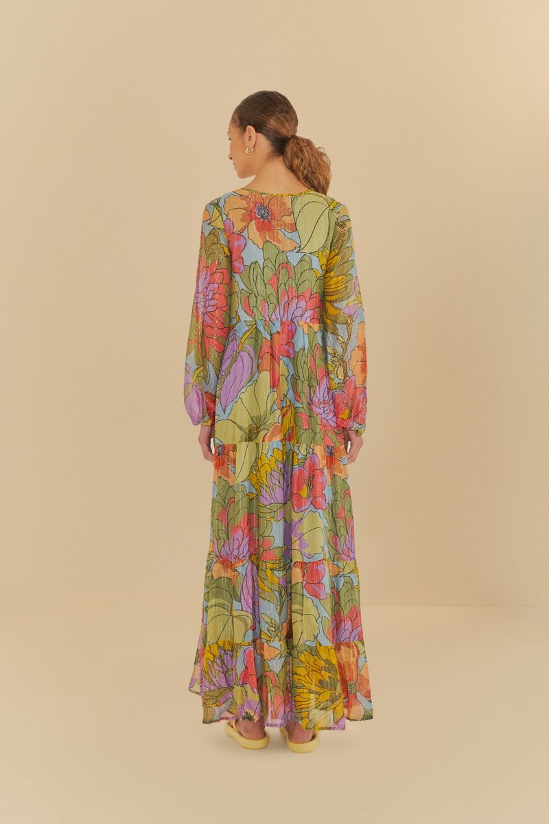 Vista trasera de un vestido largo floral, mostrando la caída fluida.