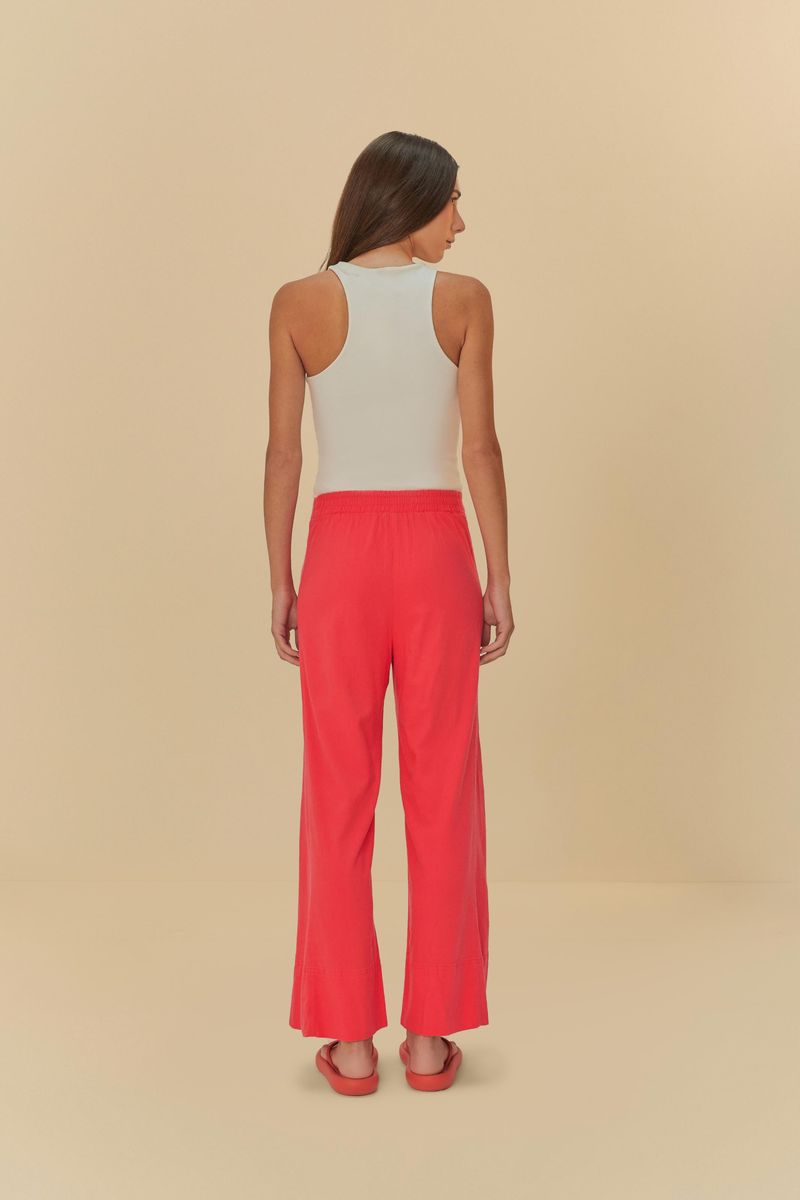 Detalle del tejido ligero y pespunte contrastante del pantalón rosa