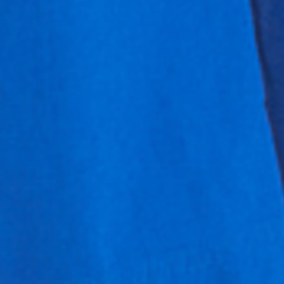 Detalle del tejido azul del pantalón, resaltando la textura y el acabado.