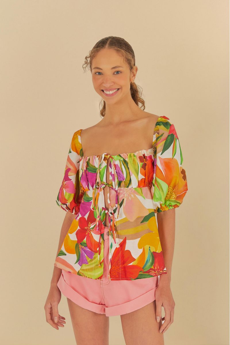 Blusa Artsy Floral con estampado vibrante, vista frontal mostrando los detalles del escote hombro a hombro y mangas abullonadas.