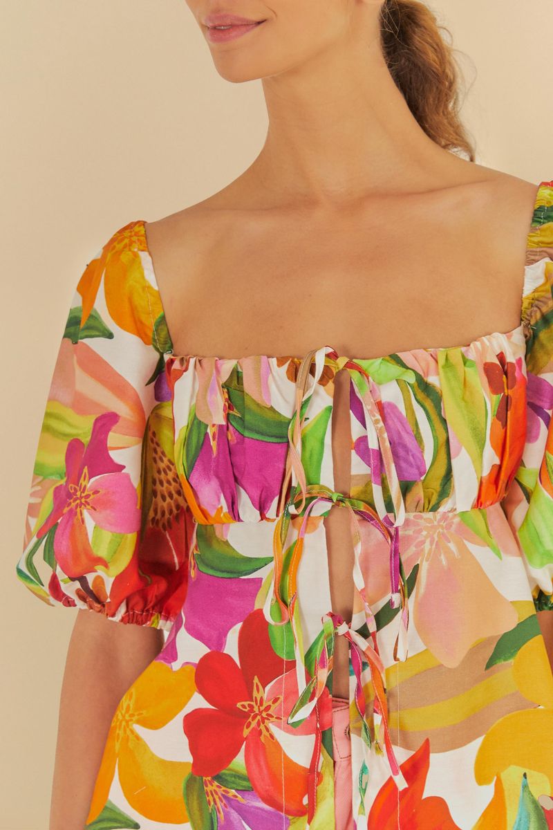 Detalle del escote hombro a hombro y amarras frontales de la Blusa Artsy Floral.