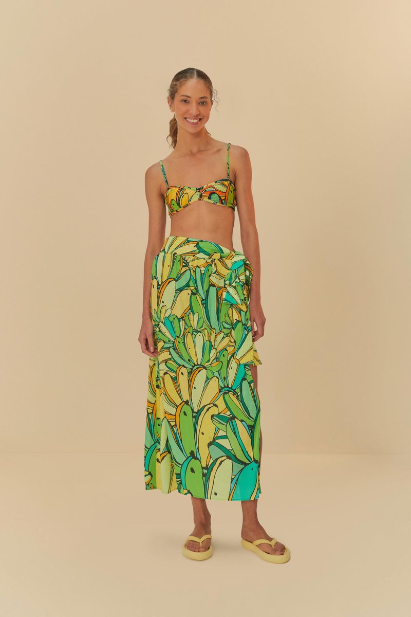 Bikini-con-estampado-de-bananas-combinado-con-salida-de-playa-larga-creando-un-look-armonioso.