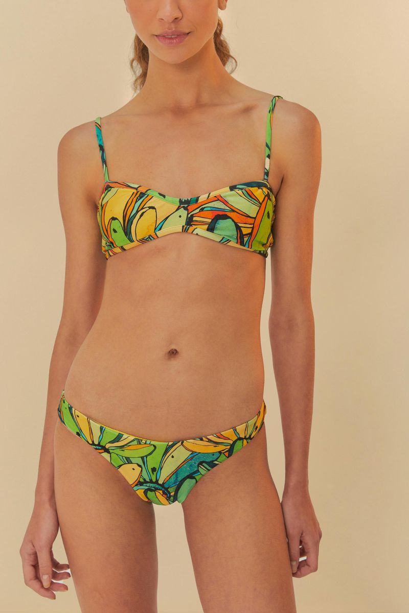 Bikini-con-estampado-de-bananas-visto-de-frente-mostrando-detalles-del-top-y-la-parte-inferior.