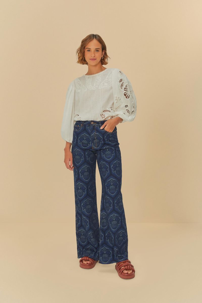 Imagen de unos jeans jacquard con estampado geométrico en azul oscuro, vista lateral.