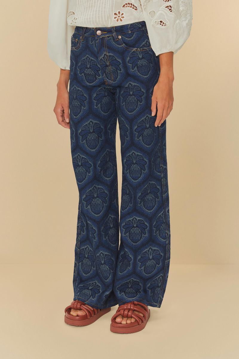 Imagen de unos jeans jacquard con estampado geométrico en azul oscuro, vista trasera.