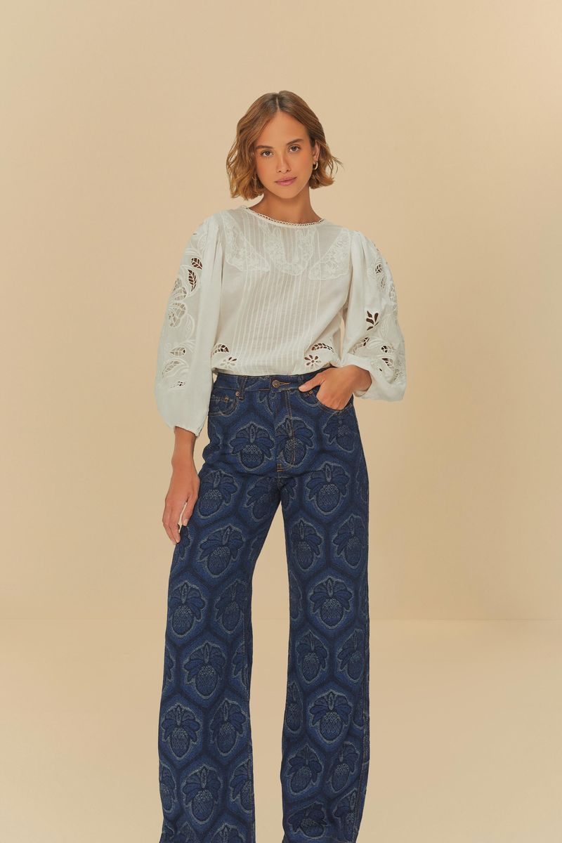Imagen de unos jeans jacquard con estampado geométrico en azul oscuro, detalle de la pretina y cierre.