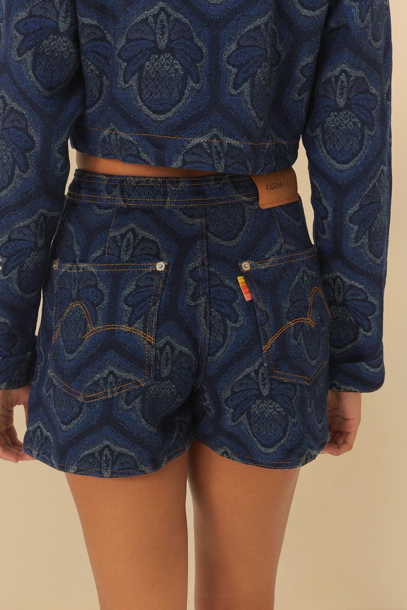 Vista trasera de short falda en jacquard jean con estampado de piña destacando los bolsillos.