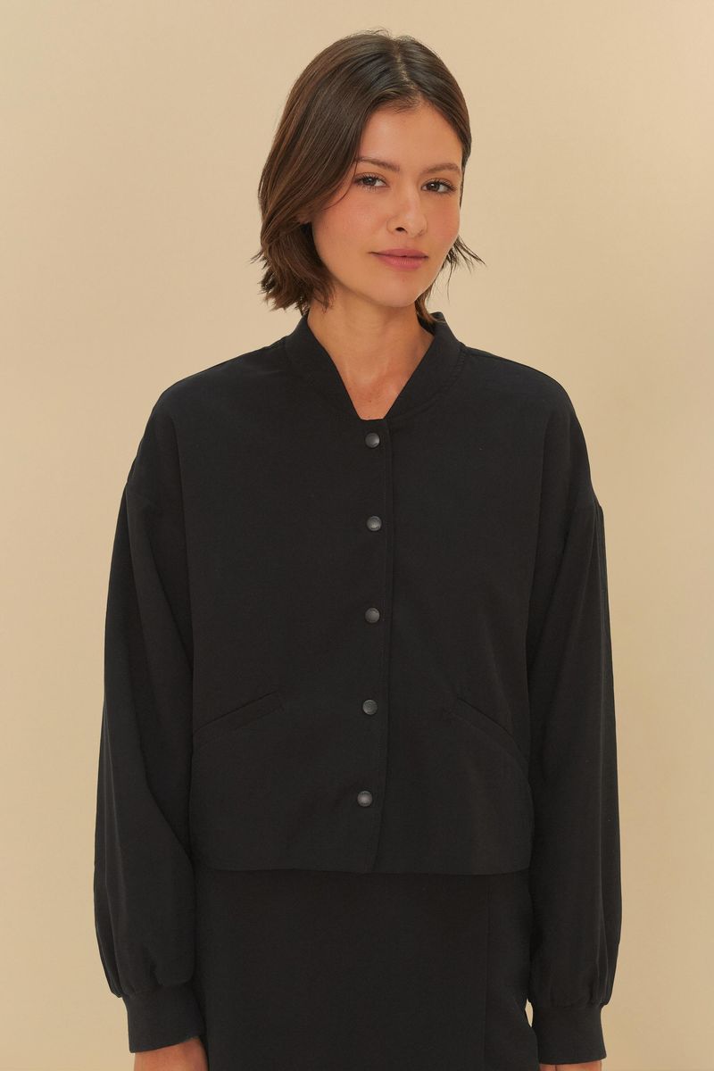 Chaqueta-bomber-negra-con-cuello-mandarin-y-cierre-con-botones-vista-frontal.