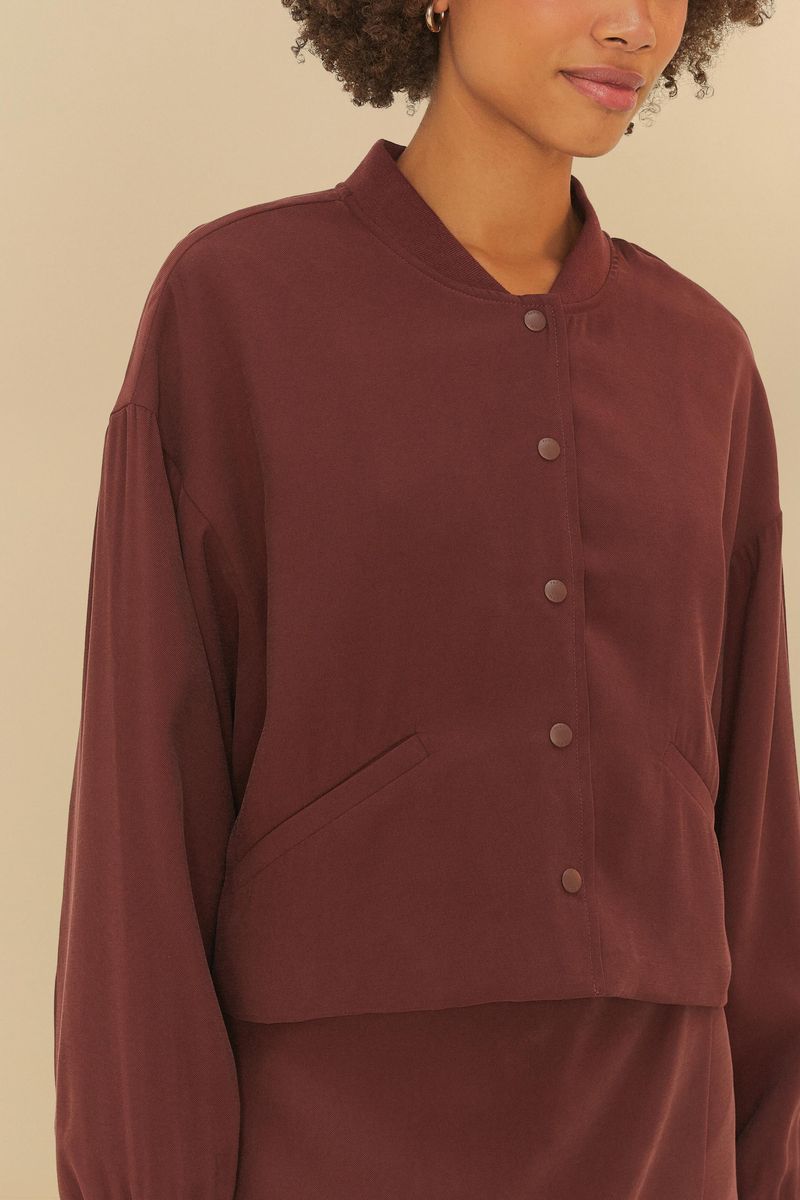 Detalle-del-cuello-mandarin-y-cierre-de-botones-de-la-chaqueta-bomber-en-sastreria-marron.