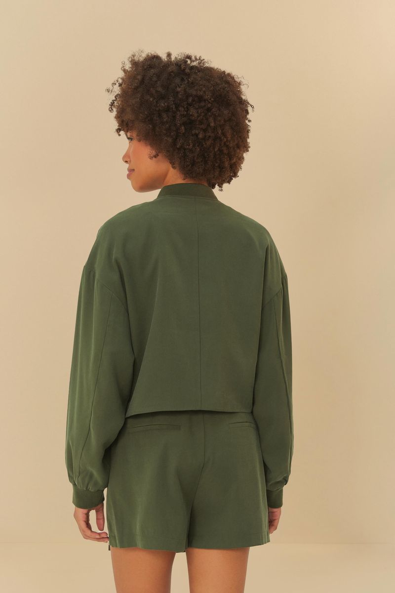 Vista trasera de la chaqueta bomber verde oscuro mostrando el corte y acabado.