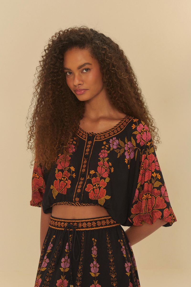 Blusa Cropped Madalena con estampado floral vibrante, vista frontal.