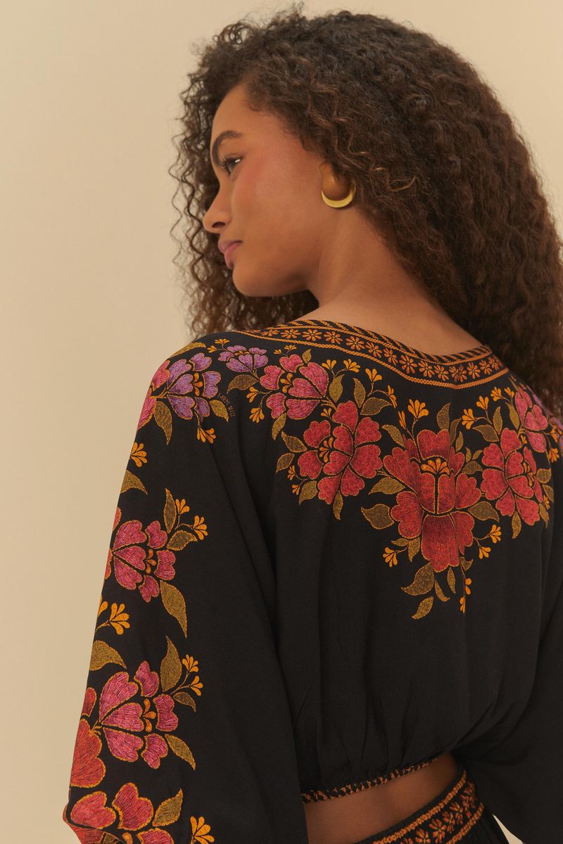 Detalle del estampado floral en la Blusa Cropped Madalena, vista lateral.