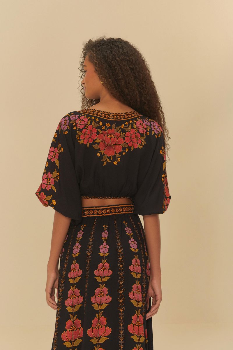 Vista trasera de la Blusa Cropped Madalena mostrando detalles del estampado floral.