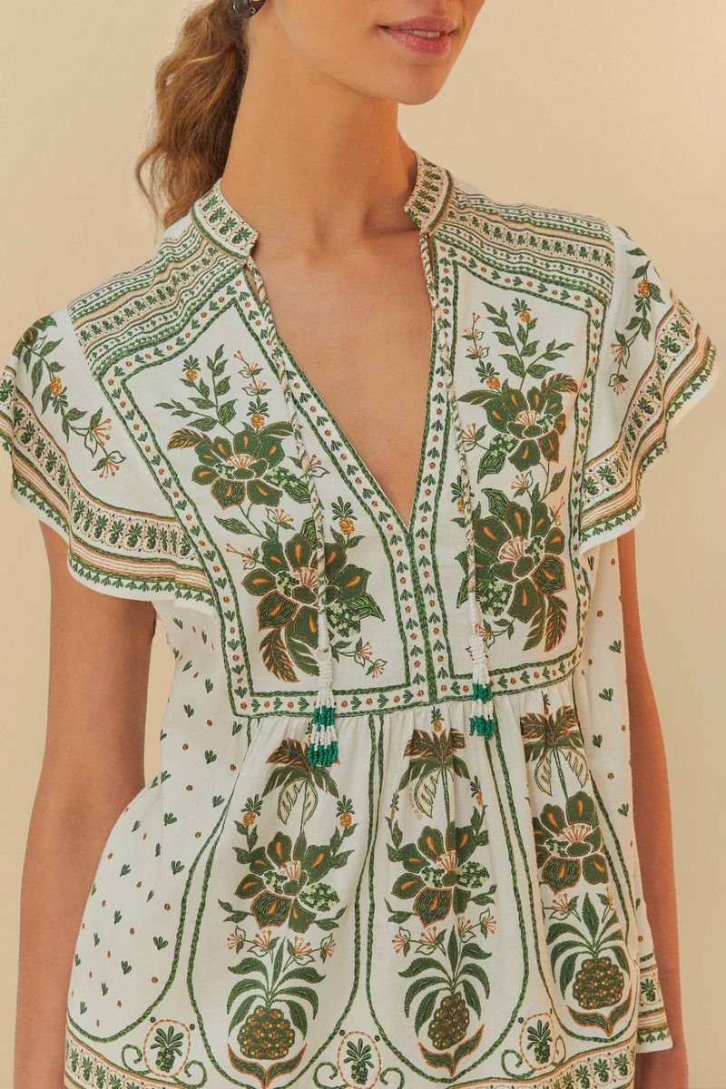 Detalle-del-cuello-en-V-de-la-Blusa-Bata-Mari-con-diseño-botanico.