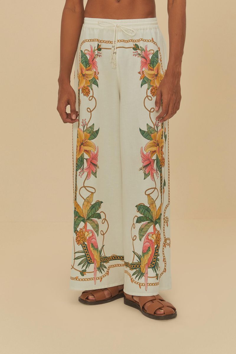 Vista trasera del conjunto estampado tropical con calza pantalón y camisa.