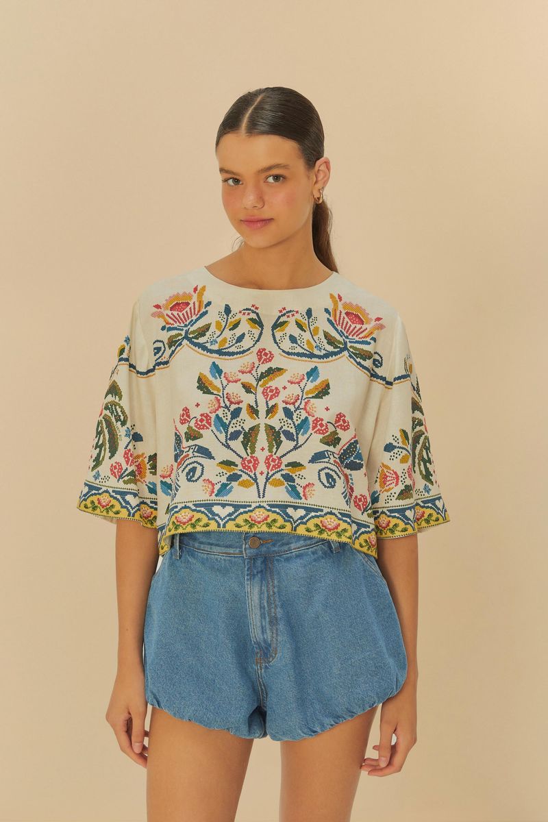 Modelo-usando-camiseta-cropped-con-estampado-botanico-colorido-vista-frontal.