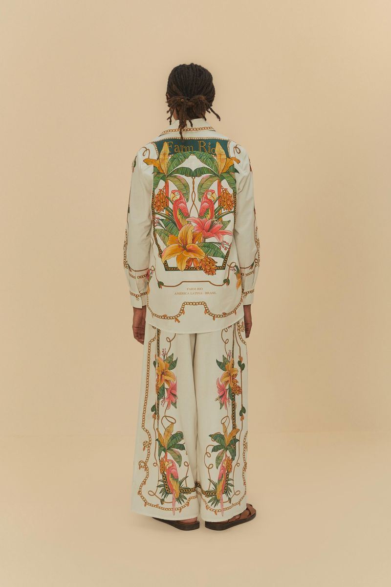 Detalle de la cintura de la calza pantalón estampada tropical con amarre.