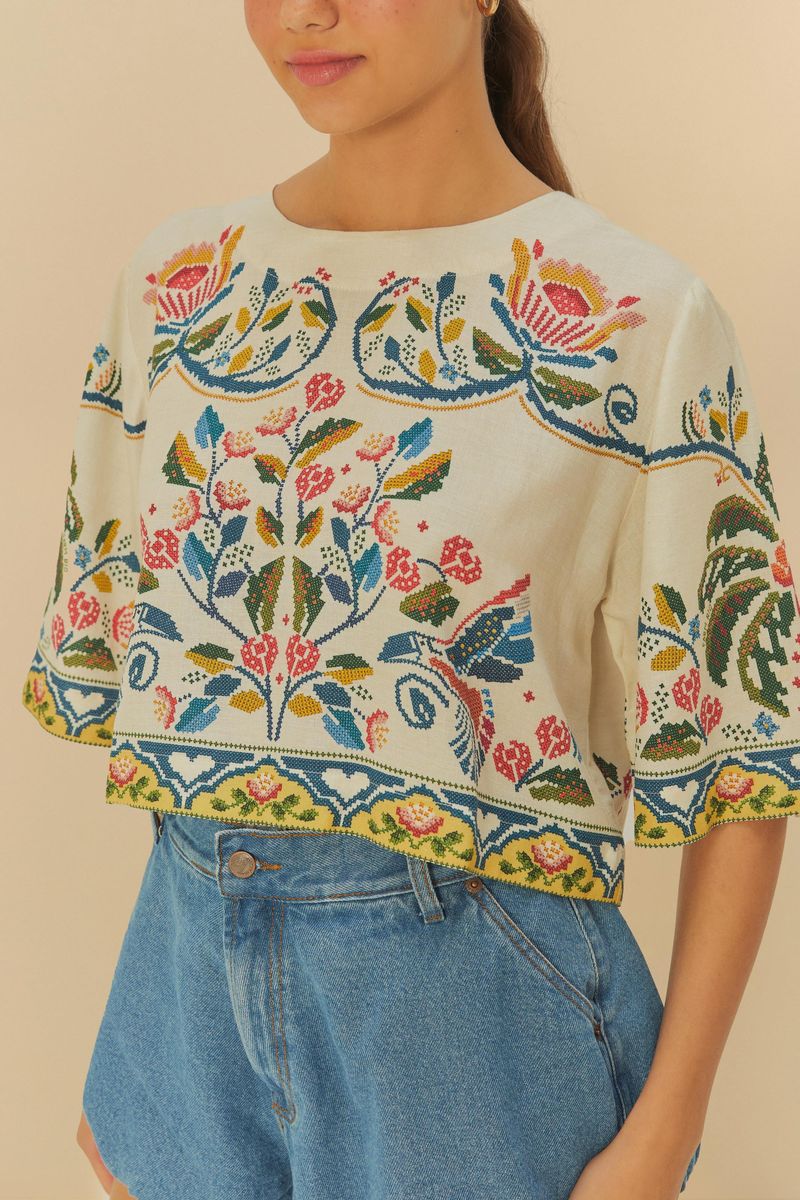 Close-up-del-estampado-botanico-colorido-en-la-camiseta-cropped.