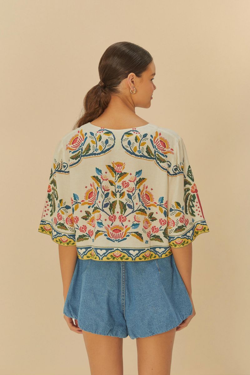 Vista trasera de la camiseta cropped con estampado botánico.
