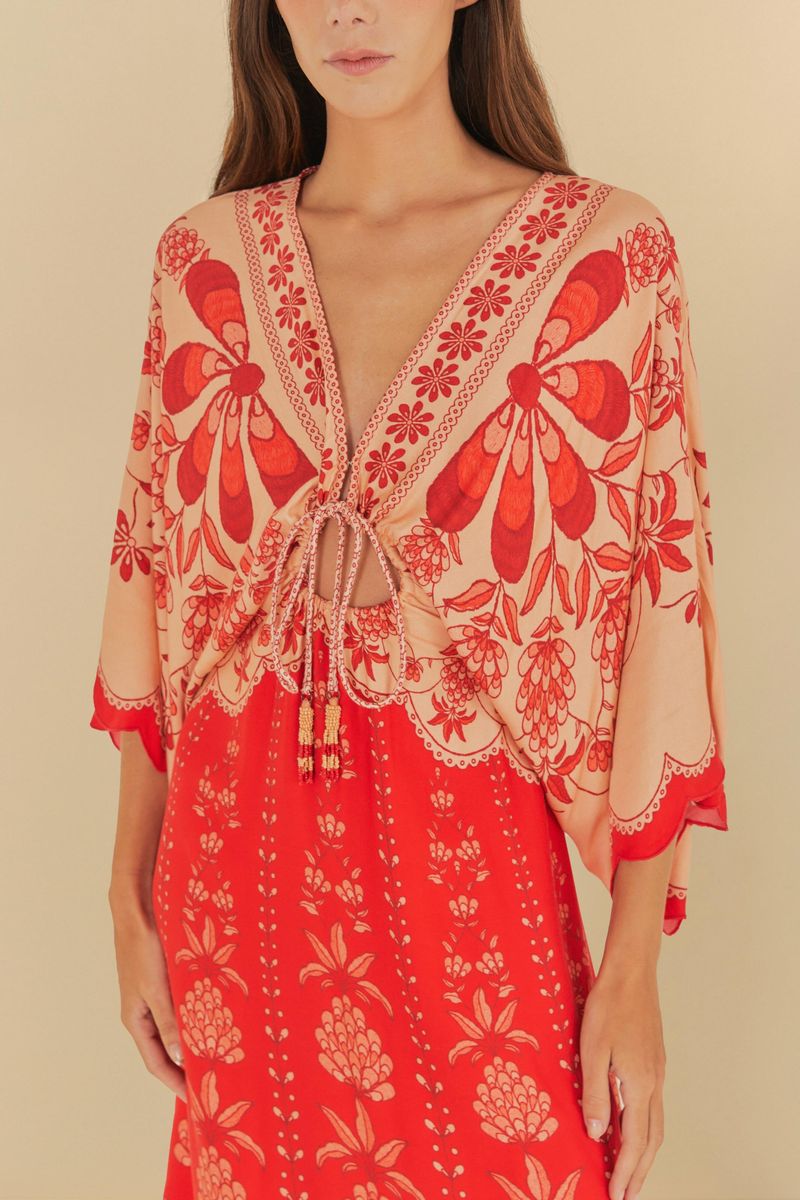 Detalle-del-escote-del-vestido-estampado-rojo-con-amarre.