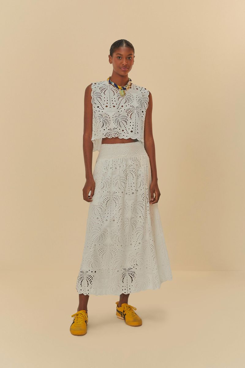 Imagen de una modelo usando la Falda Cropped Laise Sueño Sereno, mostrando el diseño completo.