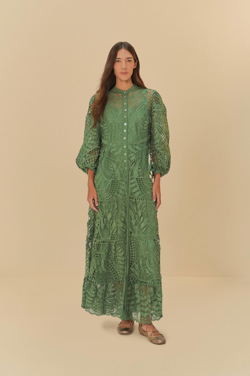 Vestido largo verde con bordado guipur, mangas abullonadas y botones frontales.