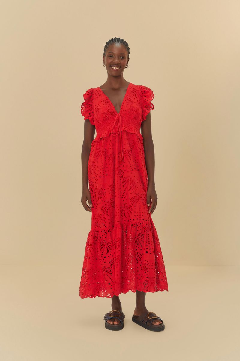 Vestido rojo con estampado botánico de coqueiros, visto de frente, con mangas cortas y escote en V.