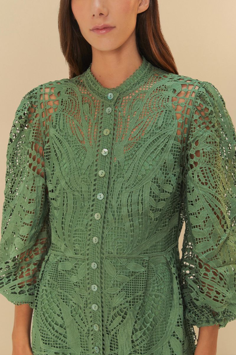 Vista trasera del vestido verde con bordado guipur.