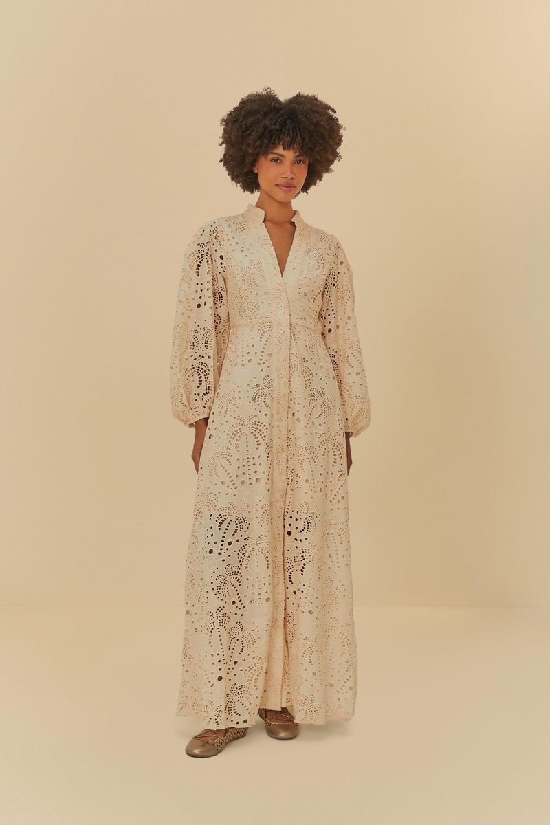 Vestido-largo-con-detalles-en-laise-visto-de-frente.