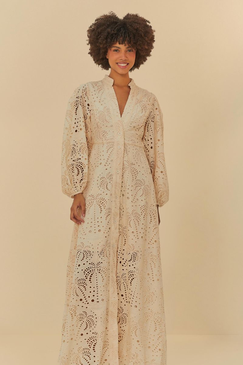 Vestido-largo-con-detalles-en-laise-visto-de-lado.