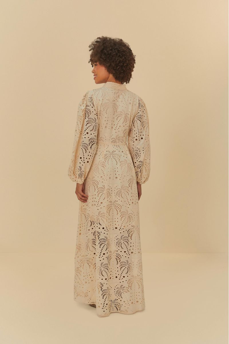 Detalle-del-escote-y-los-botones-del-vestido.