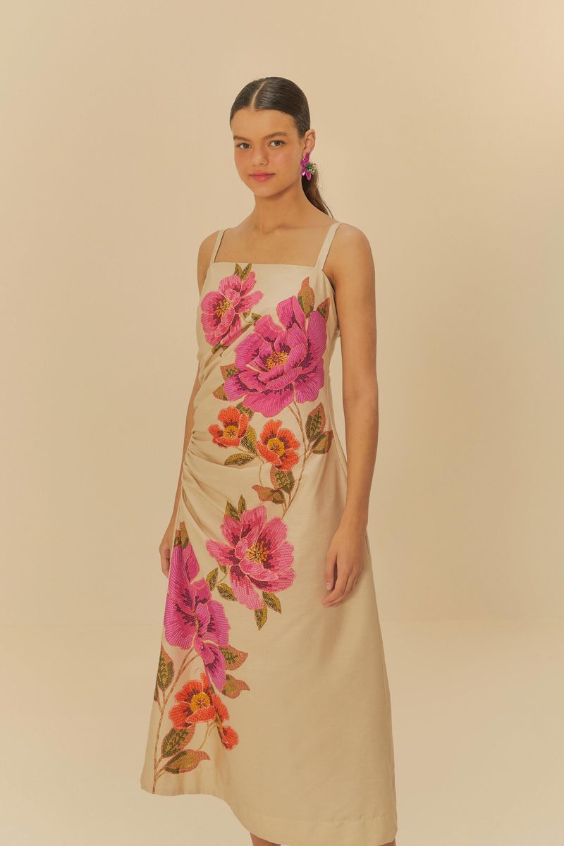 Vista lateral del vestido mostrando el estampado floral y la caída fluida.